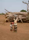 Goko woman w kids & bao.JPG (254656 bytes)